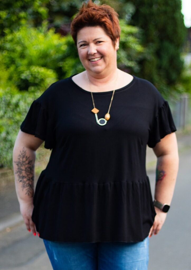 naehanleitung von meine herzenswelt damenshirt mit rueschen alcudia Simone Schmuckstück
