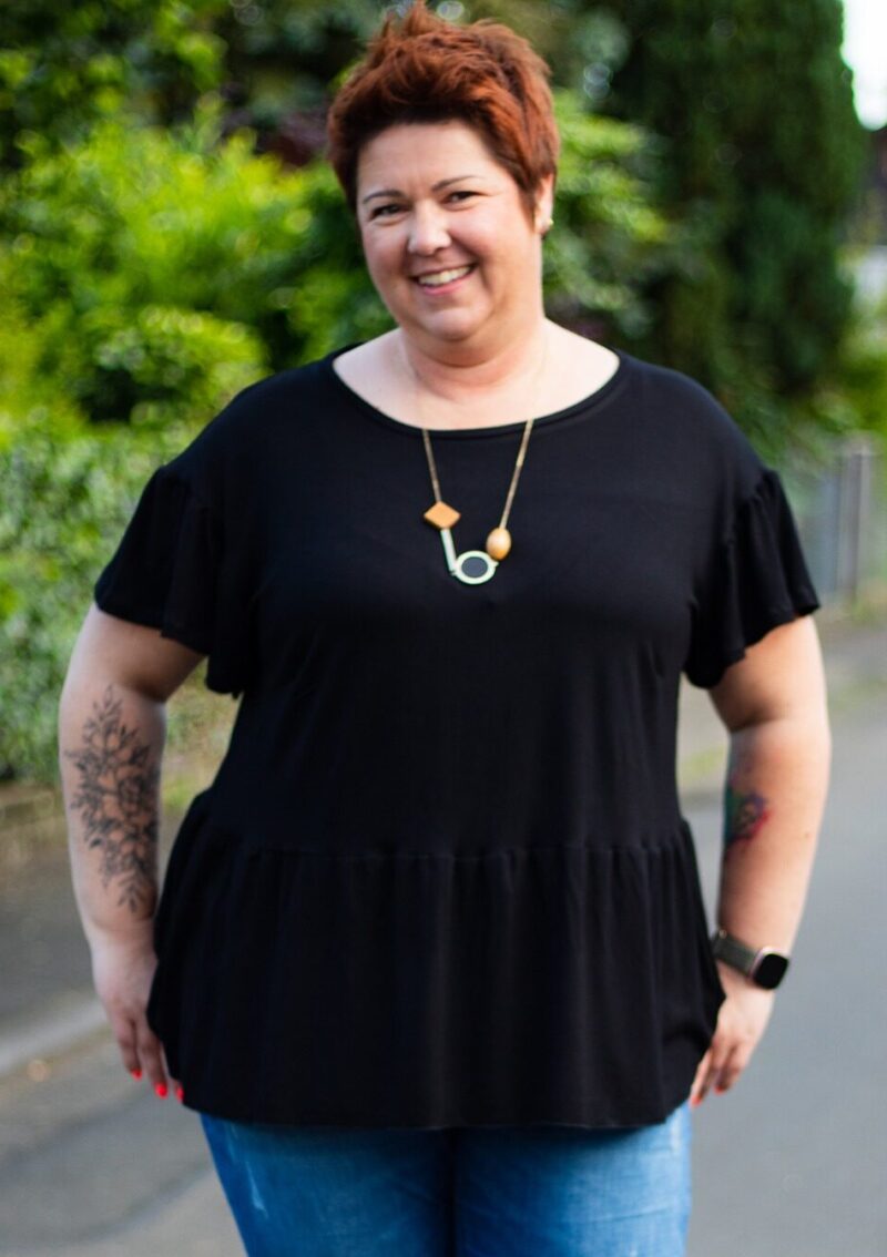 naehanleitung von meine herzenswelt damenshirt mit rueschen alcudia Simone Schmuckstück